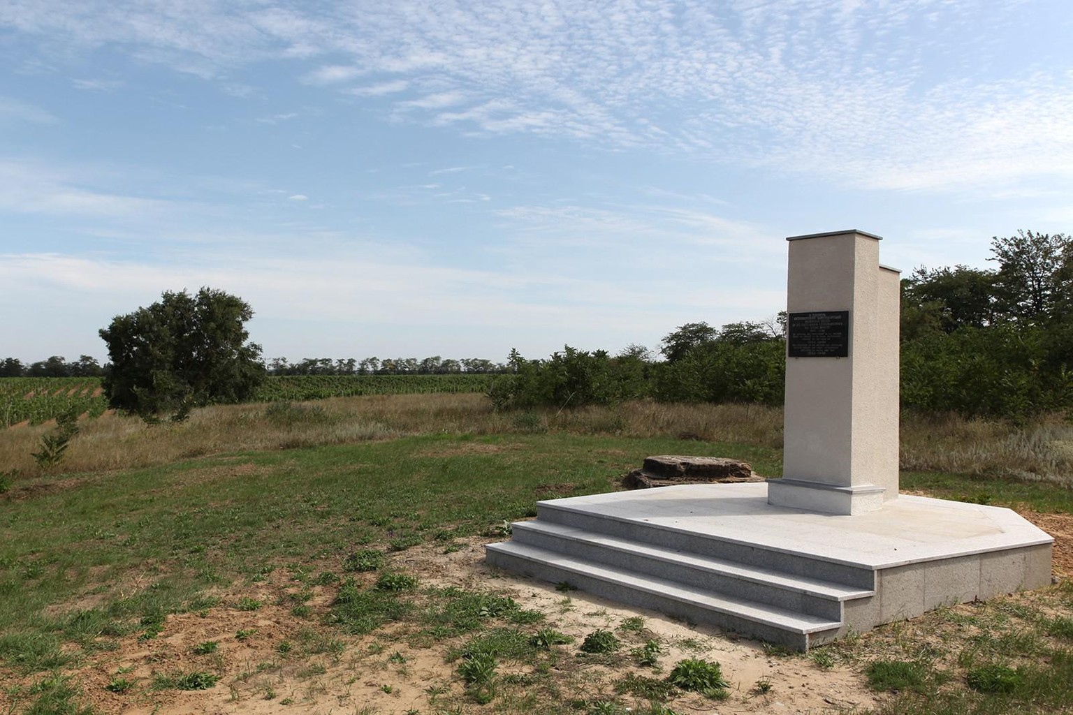 Mémorial à l’emplacement du cimetière des colons suisses à Chabo, 2012. Vignes en arrière-plan.
https://commons.wikimedia.org/wiki/File:Shabo_Swiss_Graveyard.jpg