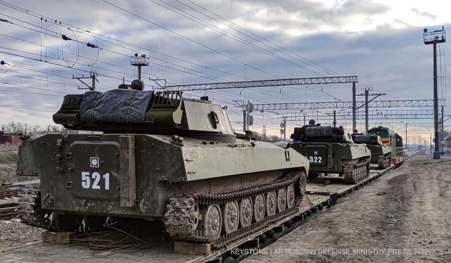 Des véhicules blindés russes sont chargés sur des plateformes ferroviaires après la fin d'exercices militaires dans le sud de la Russie.