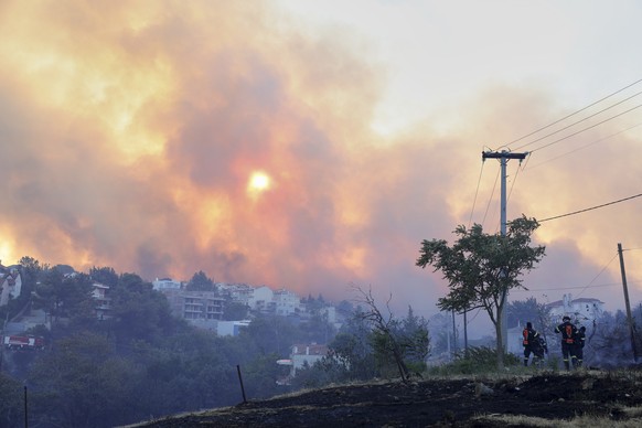 Smoke covers the sky during a wildfire, in the northwestern suburb of Kryoneri, in Athens, Greece, Saturday, July 26, 2025. (AP Photo/Yorgos Karahalis)
Greece Wildfire