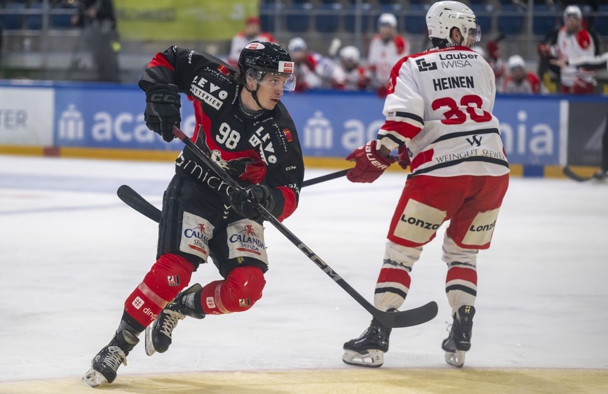 Jules Sturny (à gauche), lors de la finale de Swiss League entre Bâle et Viège.