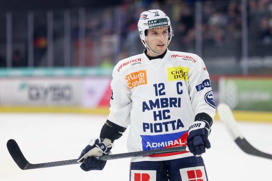 Daniele Grassi (HCAP) waehrend der Meisterschaftspartie der National League zwischen dem EHC Kloten und dem HC Ambri Piotta, am Sonntag, den 7. Dezember 2025, in der Swiss Arena in Kloten. (KEYSTONE/C ...