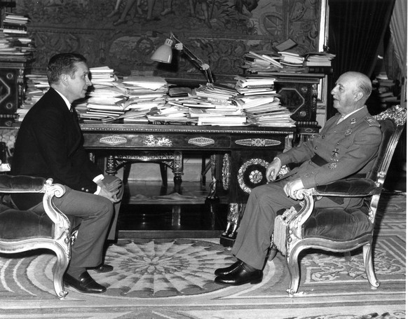 Francisco Franco (r) unterhaelt sich mit Juan Antonio Samaranch am 1. Februar 1967 im Palacio del Pardo. (KEYSTONE/EPA/EFE/Str)