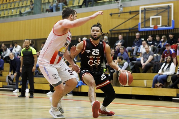 Swiss Central&#039;s Magnus Obim, right, drives to the basket against Lions de Geneve&#039;s Slobodan Miljanic, left, during the game of Swiss Basket League between Les Lions de Geneve and Swiss Centr ...