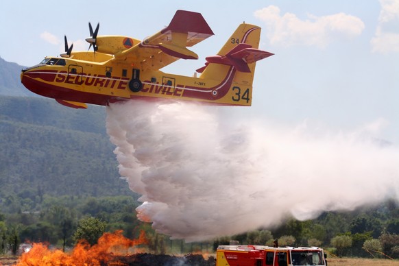 Nice, France, 16 juillet 2023 : Un bombardier à eau amphibie Canadair.