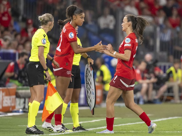 Sydney Schertenleib (à gauche) sera sur le pré au coup d&#039;envoi de Suisse-Islande ce soir.