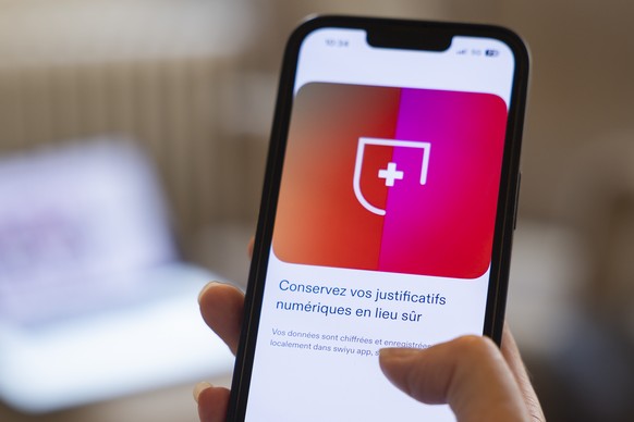 La version beta publique de l&#039;application swiyu montre sur un smartphone la version beta d&#039;une identit� electronique (E-ID) ainsi que l&#039;infrastructure de confiance associee, photographi ...