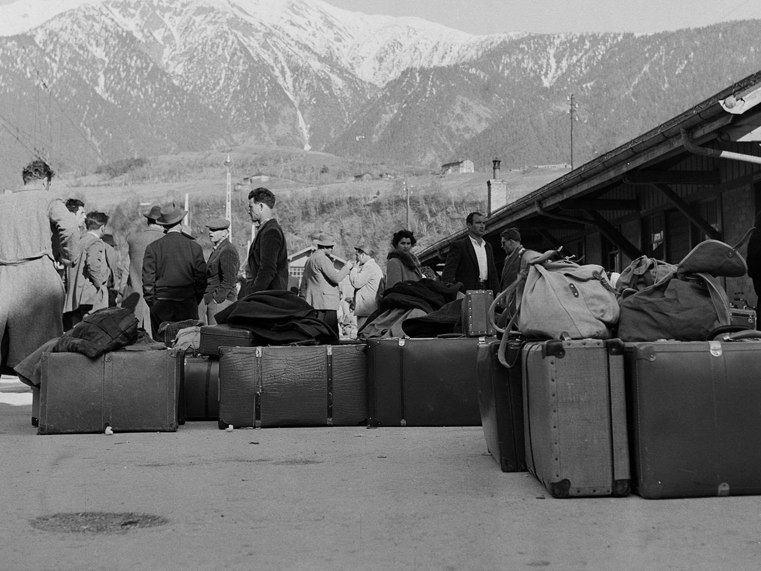 Arrivée de travailleurs italiens en 1956 à Brigue. 
https://permalink.nationalmuseum.ch/100644347