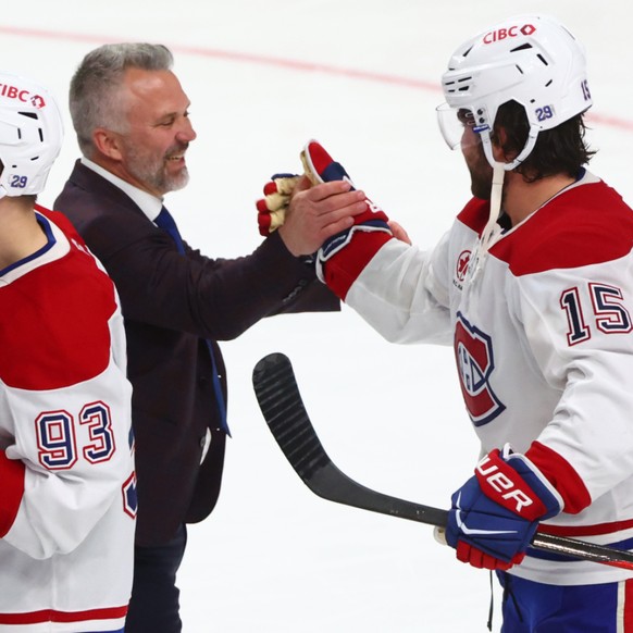 Le coach Martin St. Louis félicite Alex Newhook (15), auteur du but de la qualification pour Montréal lundi