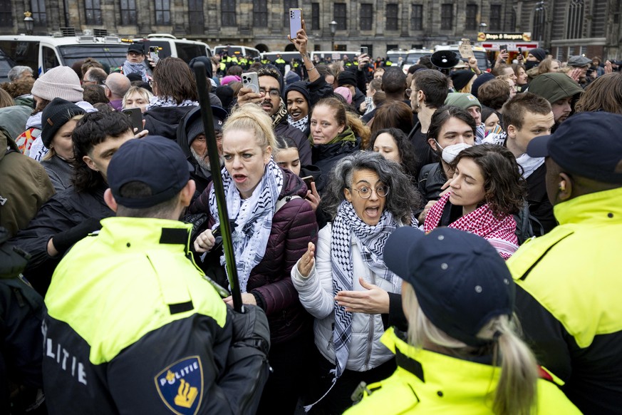 epa11713195 Pro-Palestinian protesters face Dutch police on Dam Square in Amsterdam, the Netherlands, 10 November 2024. The protest took place while an emergency ordinance and demonstration ban are in ...