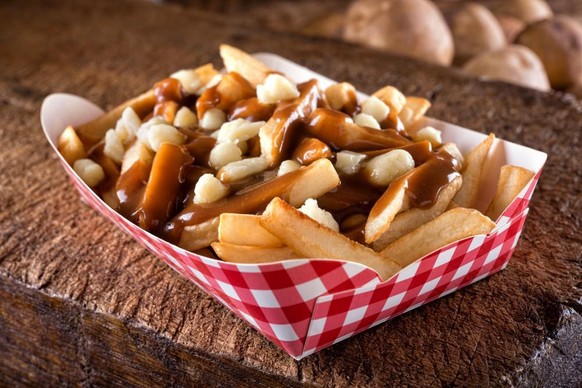 La poutine est un plat de la cuisine québécoise composé, dans sa forme classique, de trois éléments : des frites, du fromage en grains et de la sauce brune.