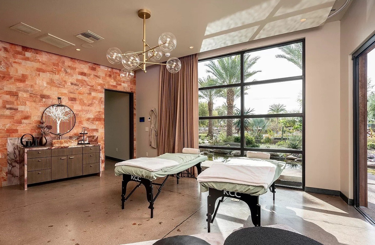 Crazy Villa in Gilbert Arizona für 20 millionen dollar https://www.zillow.com/homedetails/21423-S-147th-St-Gilbert-AZ-85298/59261224_zpid/