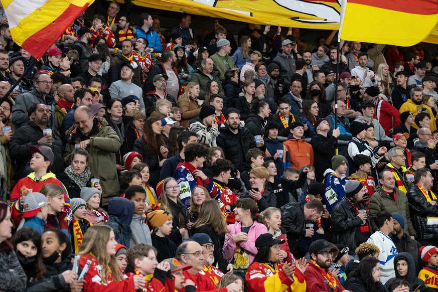 Bieler Fans im Eishockey Meisterschaftsspiel der National League zwischen dem EHC Biel und dem HC Ajoie, am Freitag, 25. Februar 2022, in der Tissot Arena in Biel. (KEYSTONE/Peter Schneider)