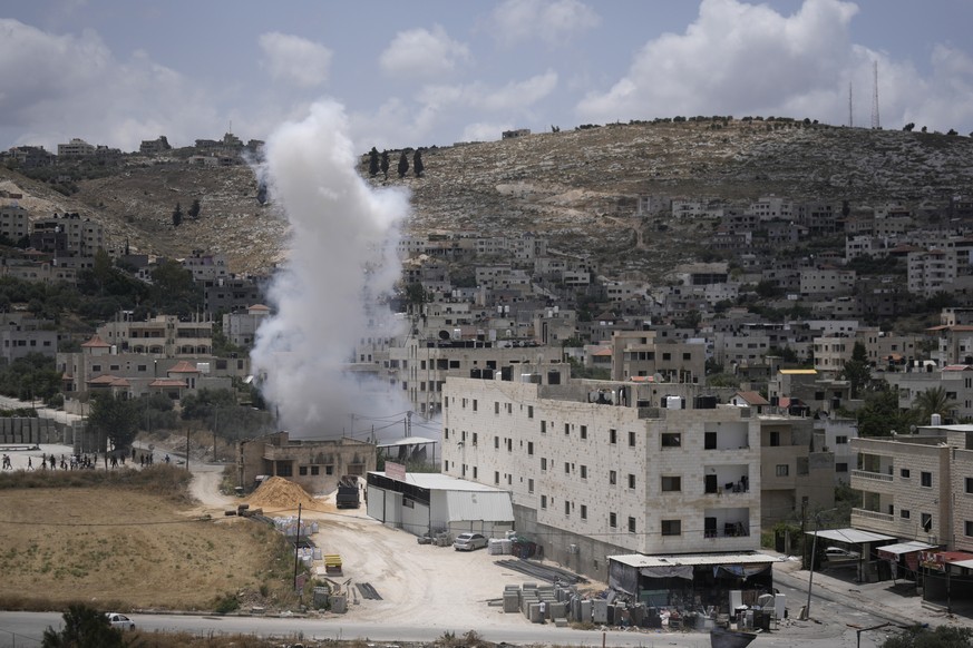 De la fumée s'élève pendant les frappes qui s'abattent sur la ville de Jénine, en Cisjordanie.