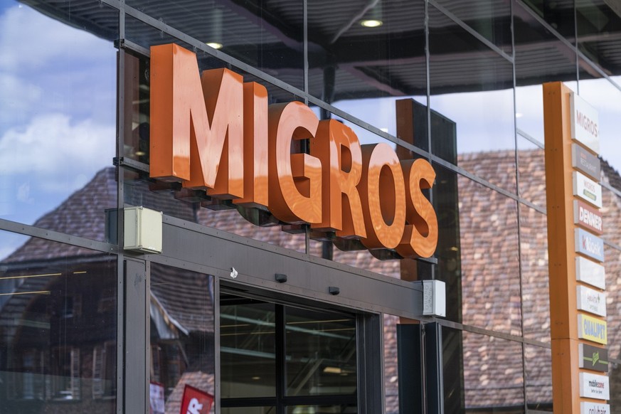 Das Migros Logo am Eingang zum Shoppingcenter Blauaecker, fotografiert am Mittwoch, 26. April 2023 in Koeniz. (KEYSTONE/Christian Beutler)