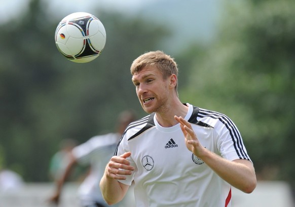 epa03241709 German national soccer player Per Mertesacker during a training session of the German national soccer team in Tourrettes, France, 30 May 2012. The German national soccer team prepares for  ...