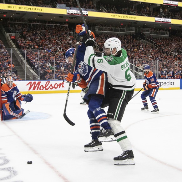 Les Dallas Stars se sont inclinés à Edmonton malgré les efforts du Soleurois Lian Bichsel (à droite).