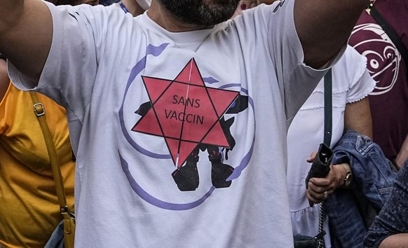 Un manifestant porte une étoile juive lors d'un rassemblement à Paris.