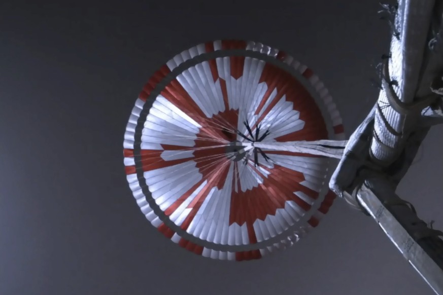 Capture vidéo lors du déploiement du parachute avant l'atterrissage du rover de la Nasa. 