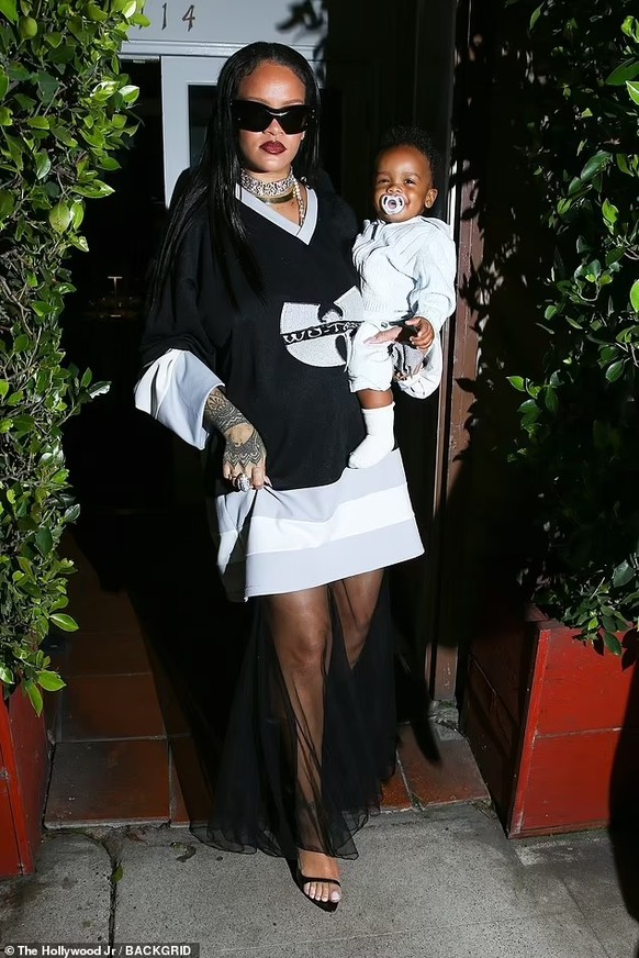 RZA dans les bras de sa mère Rihanna qui porte un pull Wu Tang Clan.