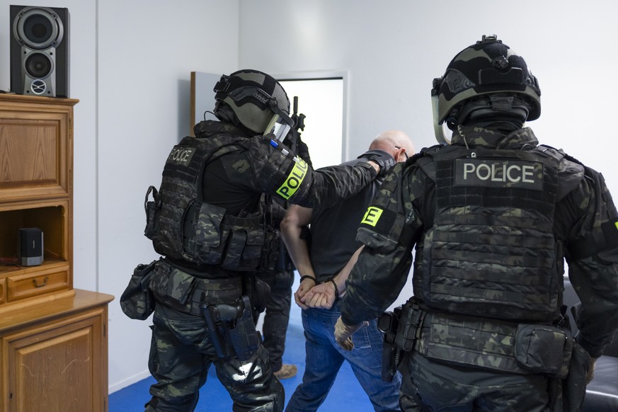 Gestellte Szene: Mitglieder der Sondereinheit Enzian fuehren einen Mann in Handschellen ab, nach einem Vorfall von haeuslicher Gewalt, am Donnerstag, 11. September 2025 im Ausbildungszentrum Riedbach  ...