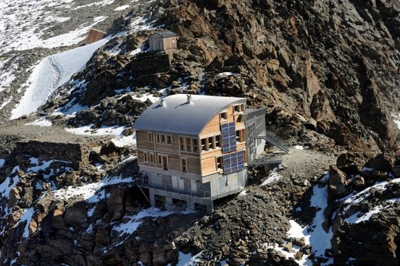 A picture taken on September 28, 2011 shows the refuge on the Tete Rousse glacier above the French Alps town of Saint-Gervais-les-Bains. AFP PHOTO / JEAN-PIERRE CLATOT (Photo by JEAN-PIERRE CLATOT / A ...