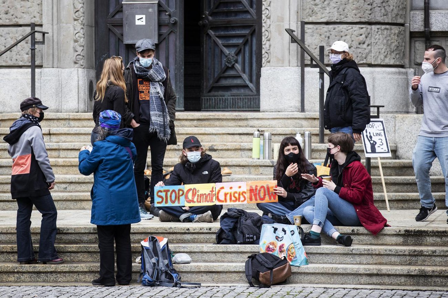 Solidaritaetskundgebung fuer die angeklagten Klima-Aktivisten vor dem Prozess im Volkshaus in Zuerich am Mittwoch, 12. Mai 2021. Die angklagten Aktivisten blockierten im Juli 2019 mit einer Sitzblocka ...