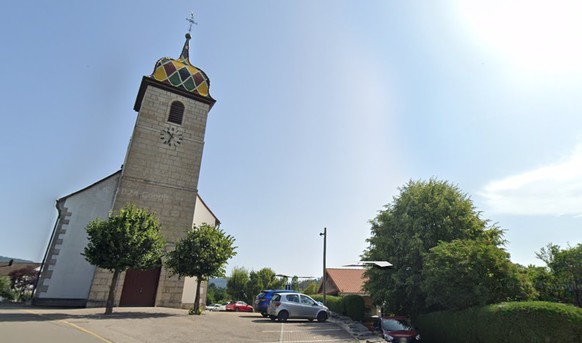 Dans le Jura, à Boécourt, une invasion de mouches force des paroisses à fermer leurs églises, conséquences directes d’un climat qui dérègle tout.