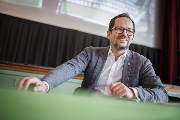Balthasar Glaettli, president sortant des Verts suisses, reagit lors de l&#039;assemblee des delegues des Verts ce samedi 6 avril 2024 a Renens. (KEYSTONE/Valentin Flauraud)