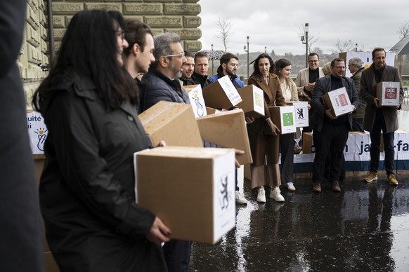 Parlamentarier, Mitglieder der Mitte-Partei und Unterstuetzer reichen die Schachteln mit den gesammelten Unterschriften weiter anlaesslich der Uebergabe fuer die Volksinitiativen &quot;Ja zu fairen AH ...