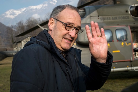 Bundesrat Guy Parmelin in Soazza waehrend des Besuch des Waldbrandgebietes im Misox am Donnerstag, 29. Dezember 2016. Hinter Parmelin ein Super-Puma-Helikopter der Schweizer Luftwaffe, der beim Loesch ...