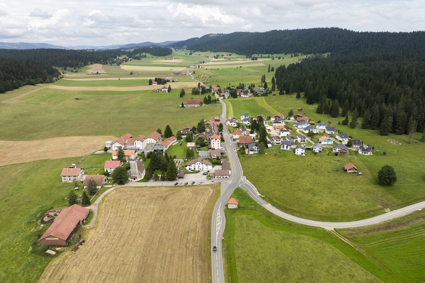 Le village de la Chaux-du-Milieu dans le canton de Neuchatel photographie ce mercredi, 10 juillet 2024 a la Chaux-du-Milieu. (KEYSTONE/Cyril Zingaro)