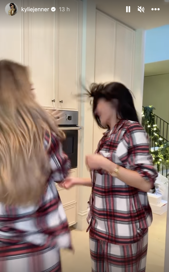 Khloé et Kylie ont aussi joué à faire semblant de se filer des baffes en pyjama.