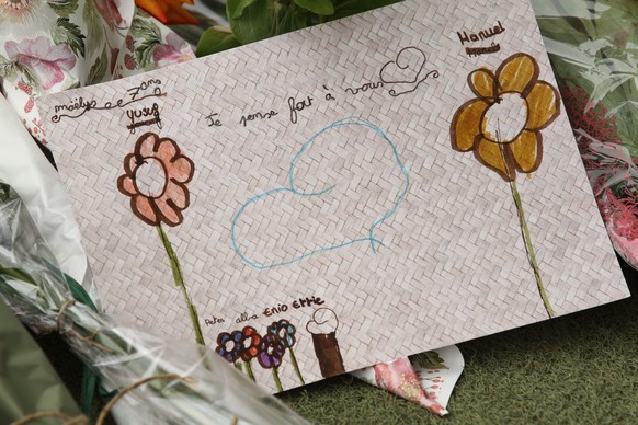 epa10681508 Tributes at the scene of a knife attack in the Paquier d&#039;Annecy park in Annecy, France, 09 June 2023. On 08 June, a man had carried out an attack with a knife injuring at least six pe ...