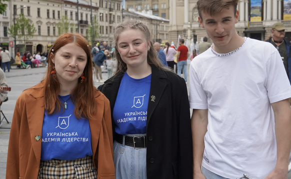 Avec leurs camarades de classe, les deux jeunes femmes collectent de l&#039;argent pour leur professeur.