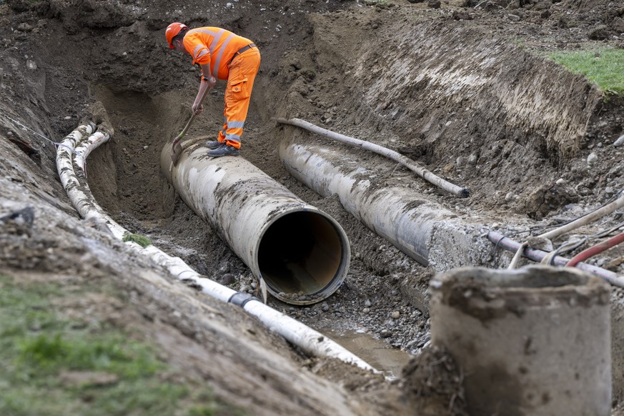 Un ouvrier s&#039;affaire a reparer la conduite d&#039;eau potable, ce dimanche 29 septembre 2024 a Geneve. L&#039;eau du robinet est impropre a la consommation pour 27.000 habitants de neuf communes  ...