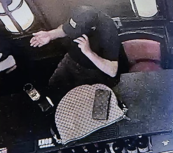 Après avoir pris le sac, Bustamante Leiva a pris le bus jusqu'à un restaurant italien voisin, où il a effectué cinq achats en utilisant plusieurs cartes American Express.