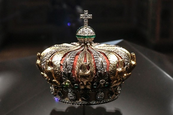 La couronne de Eugénie de Montijo volée au Louvre.
