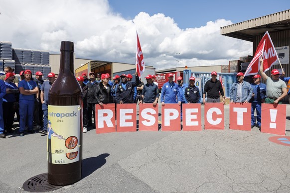 Les salaries de l&#039;entreprise Vetropack bloquent l&#039;une des entrees du site de la verrerie de Vetropack lors d&#039;une action syndicale d&#039;Unia, ce vendredi 17 mai 2024 a Saint-Prex (VD). ...