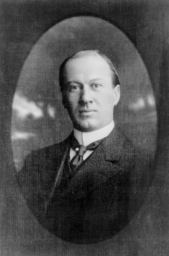 Alfred Irénée est né dans la célèbre et légendaire famille DuPont, qui a fait fortune dans la poudre à canon.