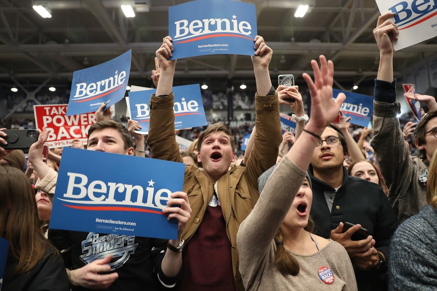 Gris, beige, bordeaux, noir, discret, passe-partout. Le démocrate est un «Monsieur Tout Le Monde». Ici, les partisans du sénateur Bernie Sanders, durant la campagne présidentielle de 2020.