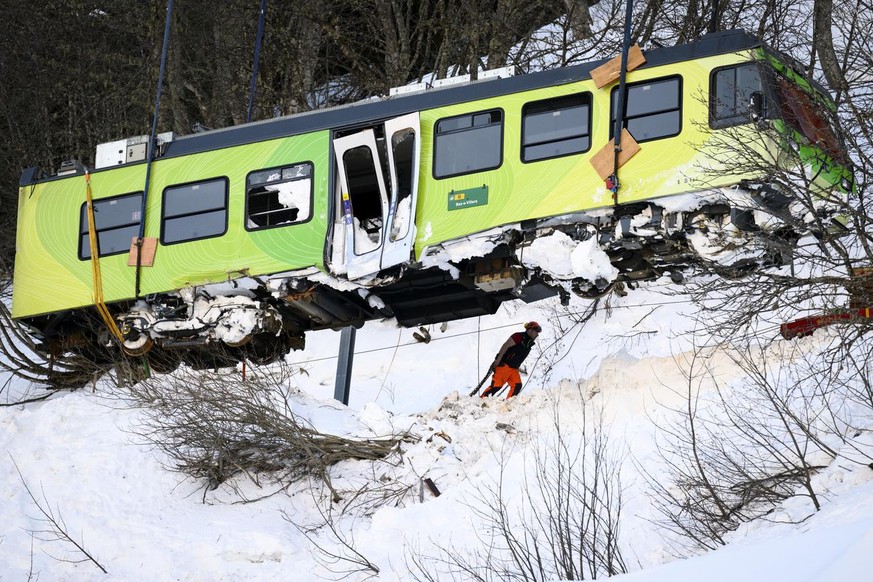 Deux grues soulevent le wagon du train accidente, pesant 25 tonnes, des Transports publics du Chablais, TPC, lors des travaux de levage et de remise sur rails de la rame du train accidente suite a une ...