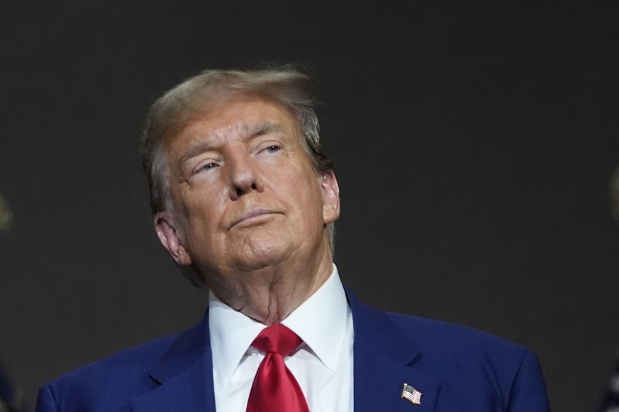 Juan Merchan, le juge au procès pénal de Donald Trump, a interdit le républicain de s’exprimer en public sur l’affaire des paiements dissimulés à une actrice de films pornographiques.