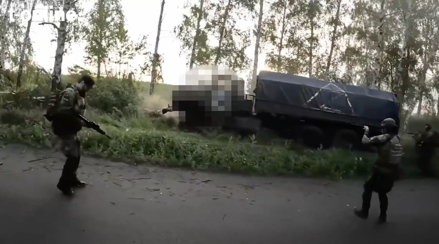 Un camion russe attaqué par des soldats ukrainiens sur sol russe dans la région frontalière de Belgorod.