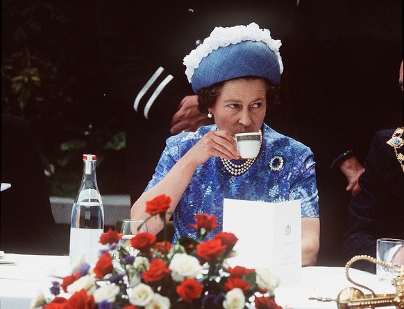 NORTHERN IRELAND - 1977: Queen Elizabeth ll has a cup of tea while in Northern Ireland on a royal visit in 1977.(Photo by Anwar Hussein/Getty Images)