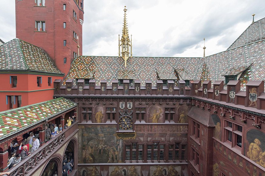 Besucher stroemen in das Rathaus am Rathausfest in Basel am Samstag, 23. August 2014. Das Fest findet aus Anlass des fuenfhundert jaehrigen Bestehens des Rathauses statt. (KEYSTONE/Georgios Kefalas)