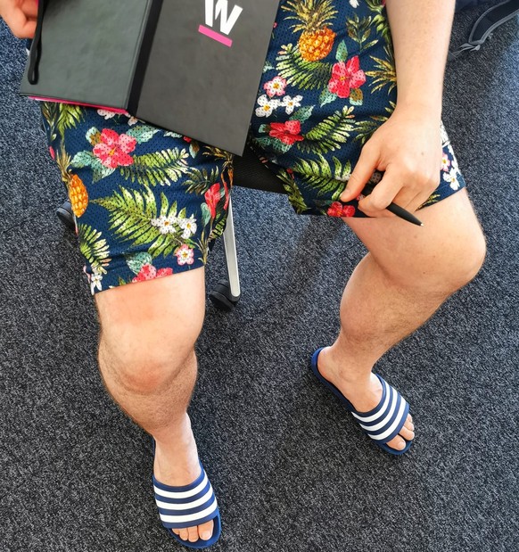 Claquettes Adidas, shorts à fleurs. «C'est un tissu respirant», se justifie mon collègue. Ne lui manque qu'une 1664 à la main.