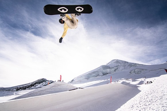 Nebst dem Buendner Freestyle-Skifahrer Andri Ragettli nimmt auch der Lausanner Snowboarder Pat Burgener (hier in Half Pipe vor dem Allalin (4027 m ?. M.) am ÑThe Stomping Groundsì in Saas-Fee teil. Da ...