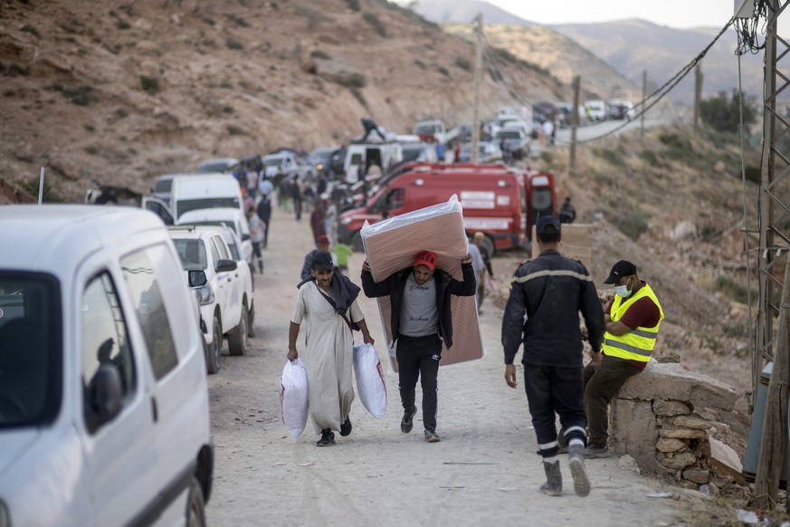 Ces Marocains ont reçu le nécessaire pour pouvoir dormir, du matériel offert par l'aide humanitaire.