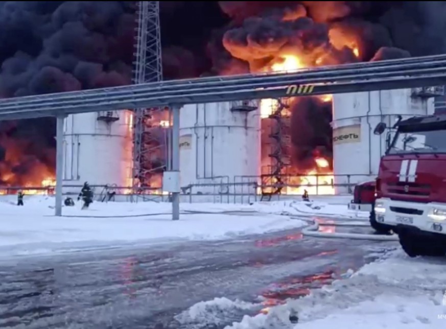 Une raffinerie en feu près de Briansk.