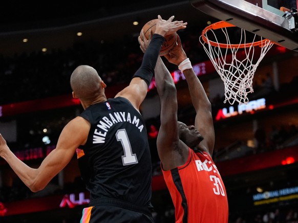 Capela (à droite) et les Rockets ont maté les Spurs de Wembanyama mardi